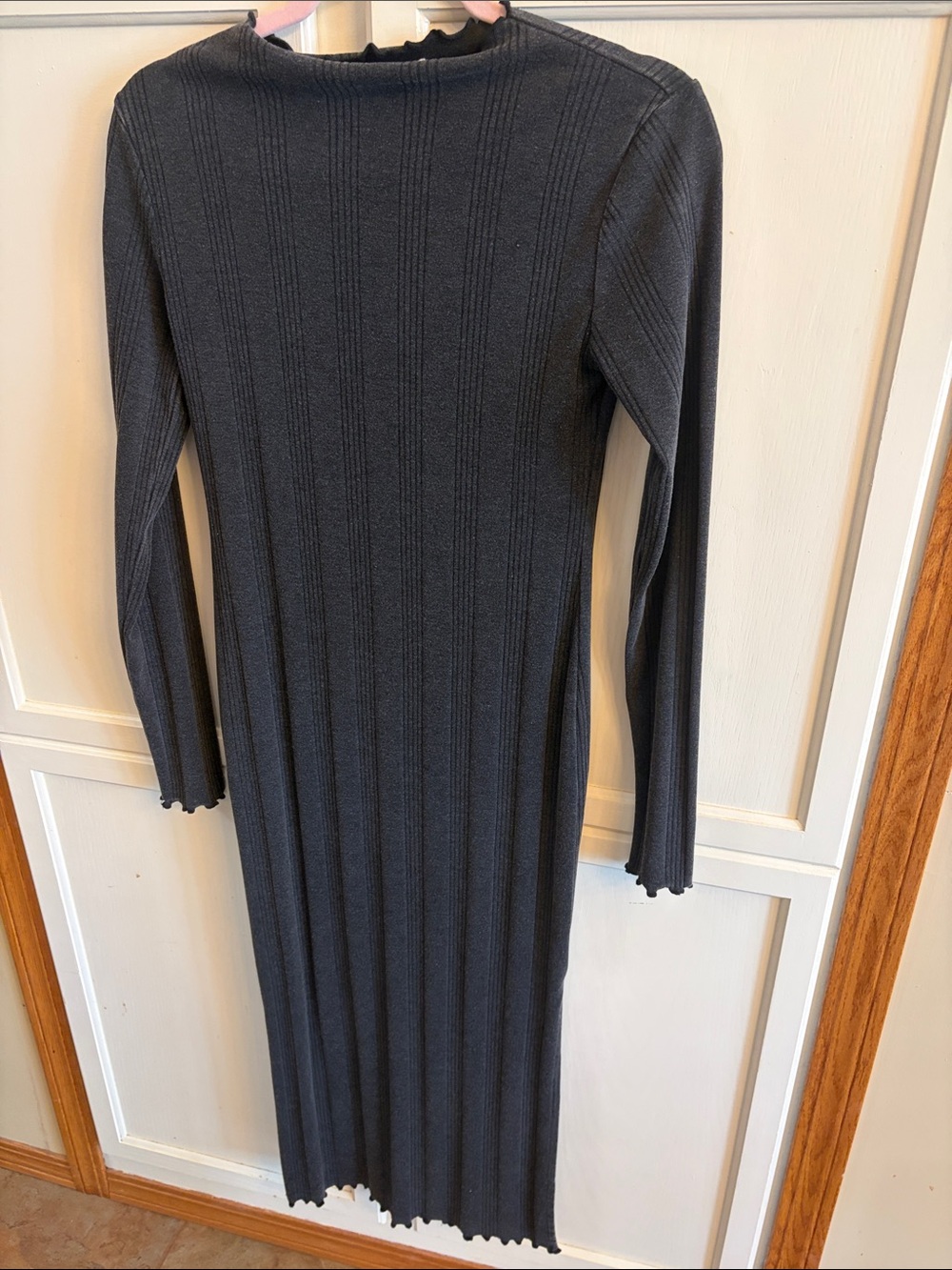 Treasure and Bond Lettuce Edge Long Sleeve Ribbed Knit Dress in Charcoal Gray S